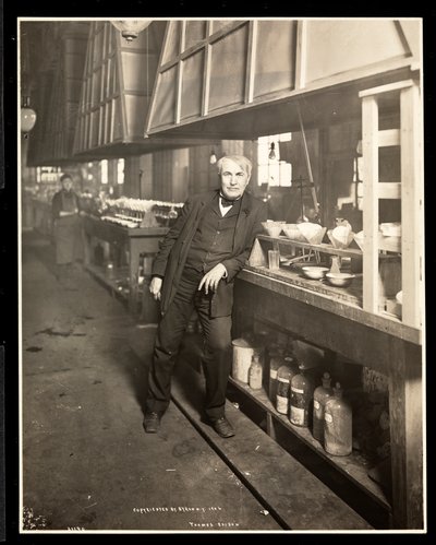 Thomas Edison in seinem Labor (1906) von Byron Company